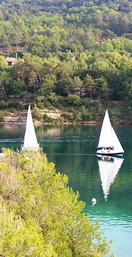 Voiliers sur le lac d'Esparron