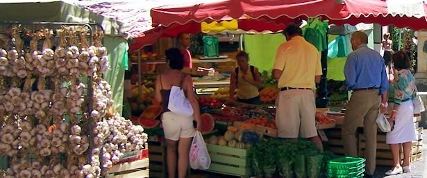 Les marchés près de lac de Sainte-Croix